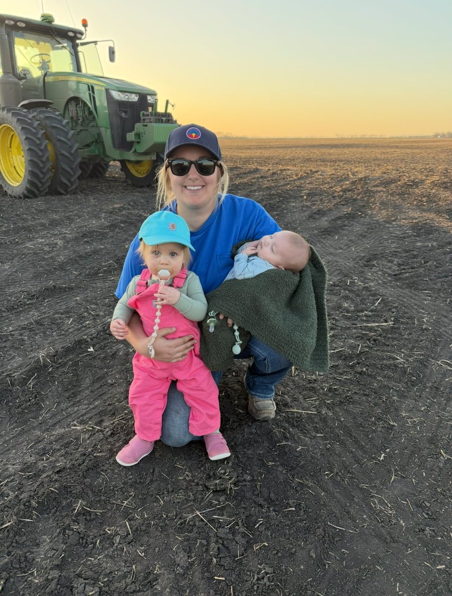 SugarAlliance's tweet photo. It's #FarmerFriday! 🚜💚🌱

Meet Emma Torkelson: a sugarbeet grower based in St. Thomas, North Dakota. A FIRST-GENERATION farmer, Emma discovered her passion for agriculture early on while helping out on a neighbor’s farm.

Emma planted her first crop for @CrystalSugarCo in 2019, and today, she runs her own operation with the support of her family and close-knit community. “I am a part of something bigger than me and my farm,” she says.

Raising Gracie and Grant while also raising a sugarbeet crop keeps Emma on her toes. But there is nothing like the strength of a farm mom. 💪

We are so grateful for growers like Emma. As you’re enjoying the sweet treats of summer, remember to take a moment to #ThankAFarmer! #KeepItSweetInAmerica