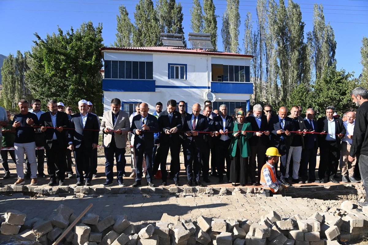Ekinözü’nün ardından Nurhak ilçemizde de Bakanımız, Milletvekilimiz ve İl Başkanımızla Doğalgaz Hattı Temel Atma Törenini gerçekleştirdik. 

İlçemizin yaşam kalitesini yükseltecek, hemşehrilerimize daha konforlu ve modern bir yaşam imkânı sunacak bu yatırım Nurhak’ımıza hayırlı,