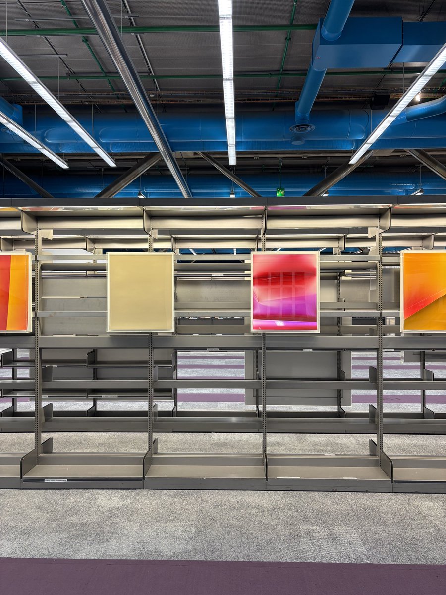 hiroakisuzuki7's tweet photo. ポンピドゥセンターのWolfgang Tillmansによる展示が素晴らしかった。

写真、書籍、映像がこれでもかというくらいに様々な展示方法で体験できた。

特に什器の作り方が最高。
既製品とアクリルなどの最低限の素材を組み合わせた何種類ものアイディアが見れました。 https://t.co/LRYNqSSu8u
