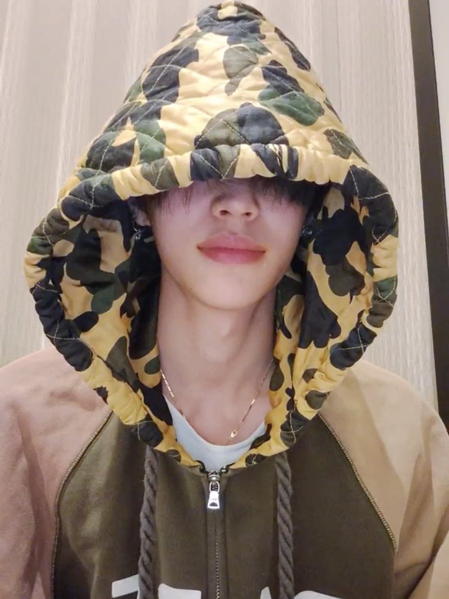 원빈이 베이프 입고와서
🐈‍⬛:이거 아는사람??
이러면서 물어보는데 너무 귀여워
당연히 알지 너무 잘 알지 베이프삔은 고유명사야