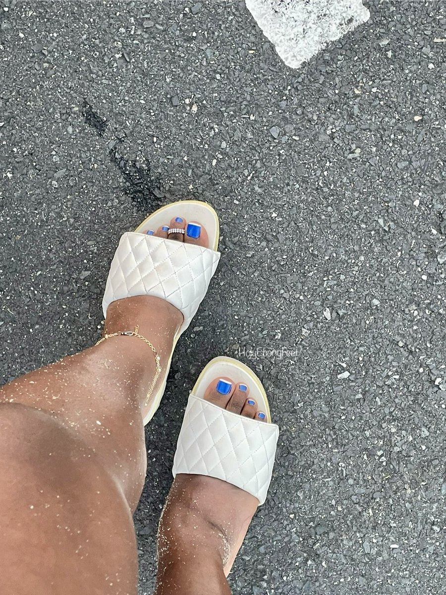 HolyEbonyFeet's tweet photo. In a world full of everybody’s, get you a captivating ebony domme with nice chocolate legs &amp; pretty toes☺️

Findomme humanATM foot fetish ebonydomme toes footfreaks https://t.co/uatJnAyDIw