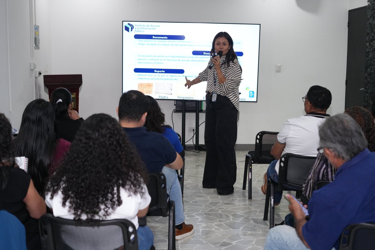 Personal de la municipalidad de Sonsonate Centro <a href="/AlcaldiaSN_/">Alcaldía de Sonsonate Centro</a>, recibió capacitación sobre la implementación del SIGDA, impartida por la Jefa de la Unidad de Gestión Documental y Archivos del IAIP, reforzando sus capacidades en administración de información.