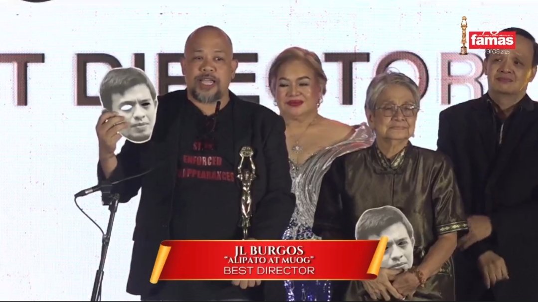 altermidya's tweet photo. Kinilala sa 73rd FAMAS Awards ang dokumentaryong 'Alipato at Muog' bilang 'Best Picture, habang 'Best Director' naman ang filmmaker at aktibistang si JL Burgos. 

Tinatalakay sa dokumentaryo ang kwento ng kapatid ni JL na si Jonas.

Labingwalong taon nang nawawala ang aktibistang si Jonas. Ito ay matapos siyang maiulat na dinukot ng mga militar noong 2007 sa isang mall sa Quezon City.

Bitbit ang litrato ng kanyang kapatid, kasama ni JL na tumanggap ng pagkilala ang kanilang ina na si Editha Burgos. 

"Ang pagkilala sa Alipato at Muog ay hindi lamang pagkilala sa creative process ng paglikha ng pelikula. Kaya nais naming magpasalamat sa FAMAS, dahil ang pagkilala ng FAMAS sa Alipato at Muog ay pagkilala sa kwento ng katotohanan at katarungan," pahayag ng direktor.

Ibinahagi rin ni JL ang pagkilala sa mga kapwa niya aktibista na nagsusulong ng karapatang pantao ng mga Pilipino. 

"Sa lahat ng kasama namin sa kalsada na lumalaban para sa tunay na kalayaan at katarungan, para sa inyo ito."

Paliwanag ng direktor, layunin ng pelikula na iparating sa publiko na may nangyayaring paglabag sa karapatan ng mga Pilipino gaya ng sapilitang pagkawala ni Jonas.