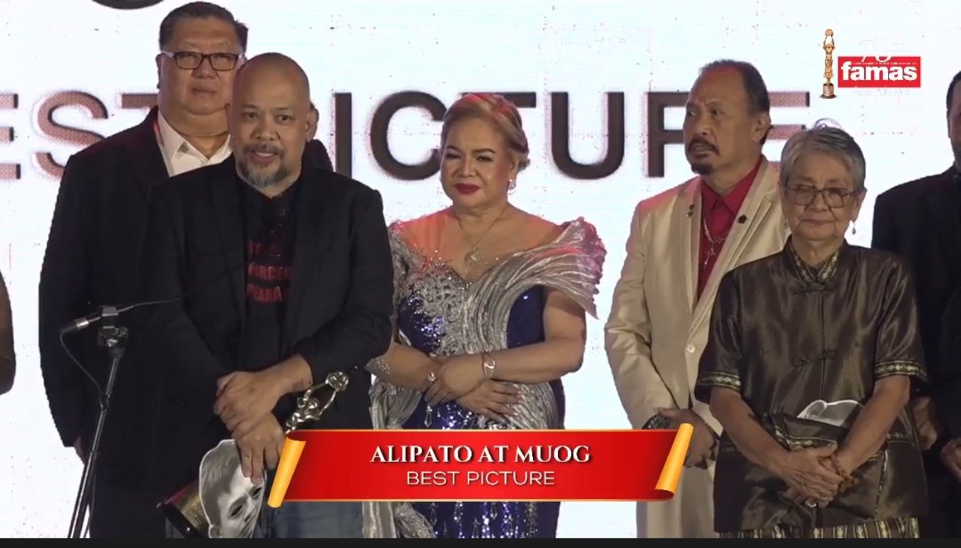 altermidya's tweet photo. Kinilala sa 73rd FAMAS Awards ang dokumentaryong 'Alipato at Muog' bilang 'Best Picture, habang 'Best Director' naman ang filmmaker at aktibistang si JL Burgos. 

Tinatalakay sa dokumentaryo ang kwento ng kapatid ni JL na si Jonas.

Labingwalong taon nang nawawala ang aktibistang si Jonas. Ito ay matapos siyang maiulat na dinukot ng mga militar noong 2007 sa isang mall sa Quezon City.

Bitbit ang litrato ng kanyang kapatid, kasama ni JL na tumanggap ng pagkilala ang kanilang ina na si Editha Burgos. 

"Ang pagkilala sa Alipato at Muog ay hindi lamang pagkilala sa creative process ng paglikha ng pelikula. Kaya nais naming magpasalamat sa FAMAS, dahil ang pagkilala ng FAMAS sa Alipato at Muog ay pagkilala sa kwento ng katotohanan at katarungan," pahayag ng direktor.

Ibinahagi rin ni JL ang pagkilala sa mga kapwa niya aktibista na nagsusulong ng karapatang pantao ng mga Pilipino. 

"Sa lahat ng kasama namin sa kalsada na lumalaban para sa tunay na kalayaan at katarungan, para sa inyo ito."

Paliwanag ng direktor, layunin ng pelikula na iparating sa publiko na may nangyayaring paglabag sa karapatan ng mga Pilipino gaya ng sapilitang pagkawala ni Jonas.