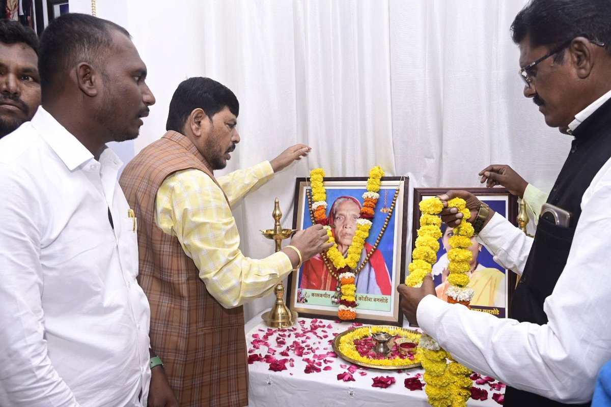 मी परंडा येथे रिपब्लिकन पक्षाचे राज्य सचिव संजयकुमार बनसोडे यांच्या निवासस्थानी जाऊन त्यांच्या मातोश्रींच्या निधनानंतर परिवाराची सांत्वन भेट घेतली. तसेच विजयकुमार बनसोडे यांच्या पत्नी व आकाशभाऊ बनसोडे यांच्या मातोश्रींच्या निधनाबद्दलही कुटुंबीयांना धीर दिला.

#dharashiv