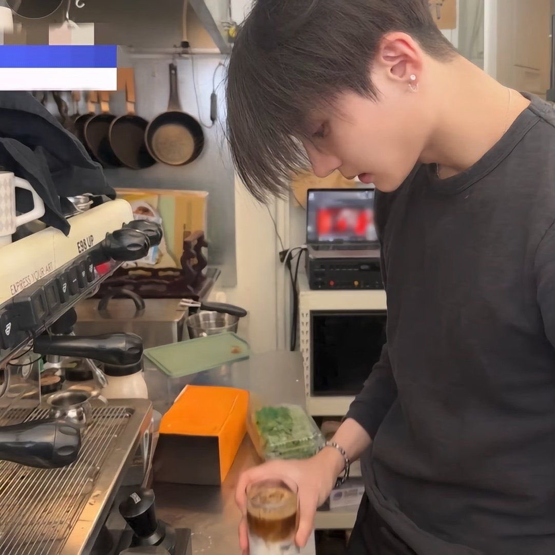 hoonwonki's tweet photo. #kaiwon au where kaiwen loses wifi at his dorm and decided to go to a cafe w his laptop to play where sangwon does his part time job 😸 https://t.co/A6gaqzk5Ue