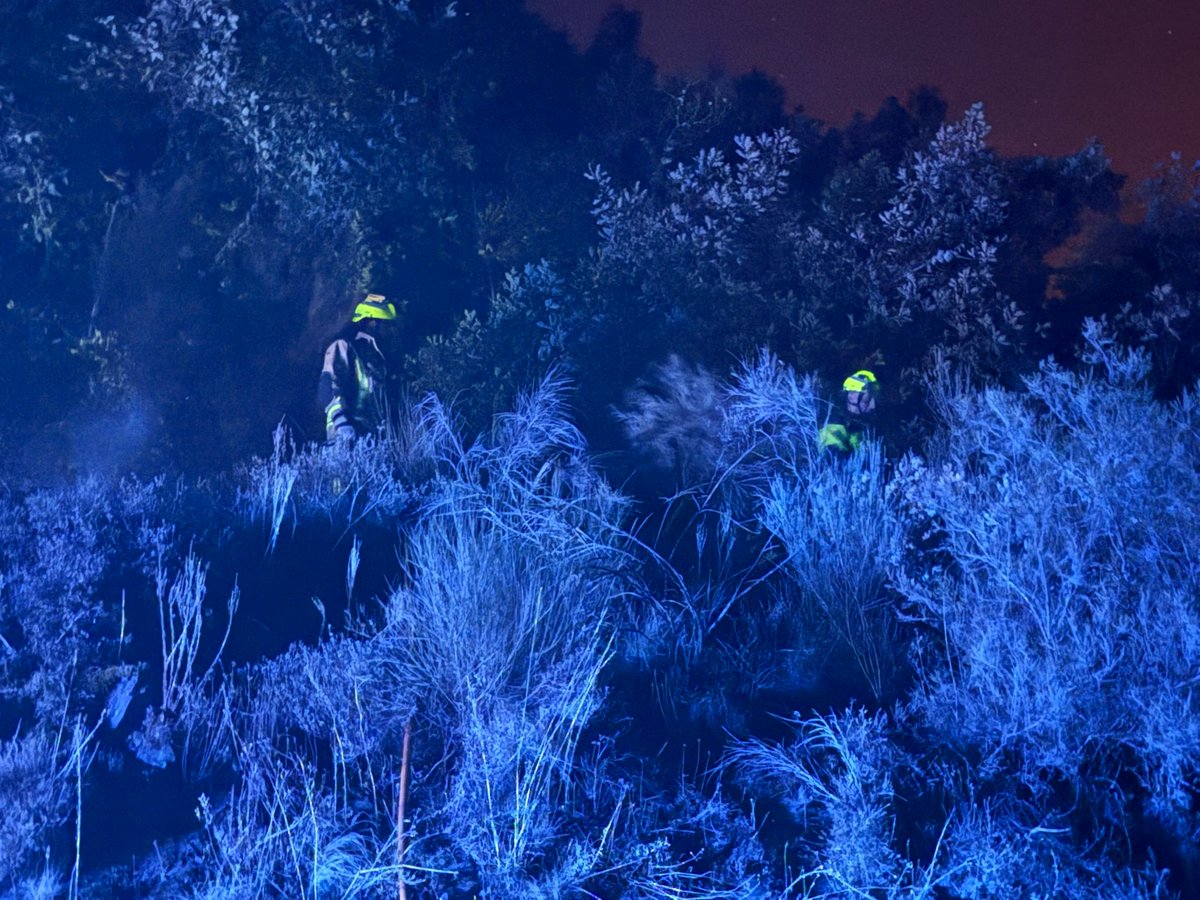 👨‍🚒El trabajo del dispositivo de la <a href="/GVAEmergencias/">GVA Emergències i Interior</a>   no cesa y se mantiene por la noche en la defensa de los pueblos y aldeas en los incendios en Castilla-León. 

📷Las imágenes muestran la dificultad de estas tareas en la zona de Anllares, en el Bierzo leonés.

Mucho ánimo