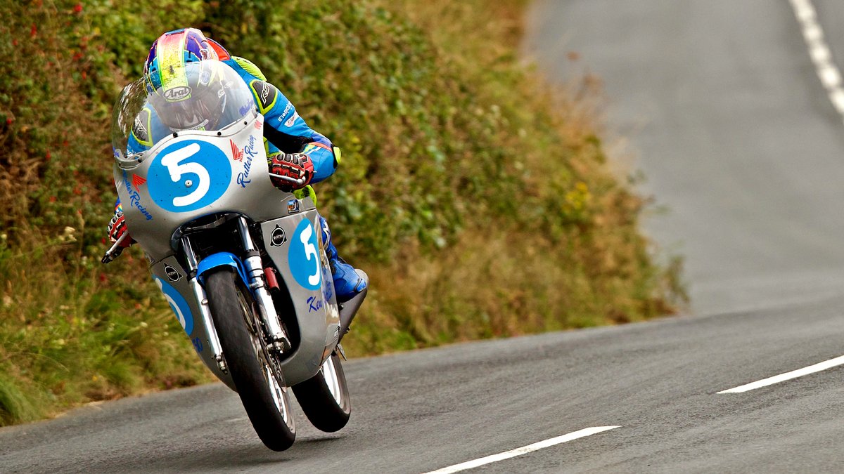 Good conditions again greeted the Classic TT competitors on Friday afternoon, with Michael Evans producing the standout performance in the Historic Junior class. The Manxman came within six seconds of the lap record, setting a speed of 104.760mph on the Ken Rutter Racing Honda.