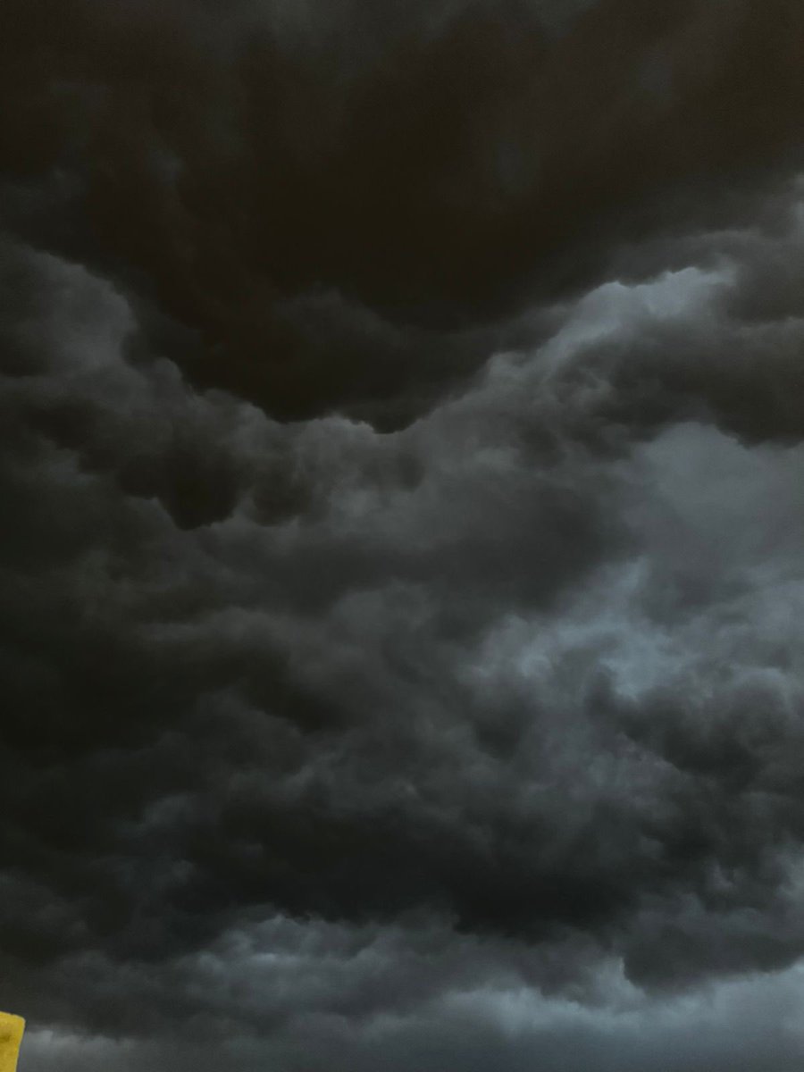 السحاب يزين سماء القوز هذه اليوم قبل الغروب