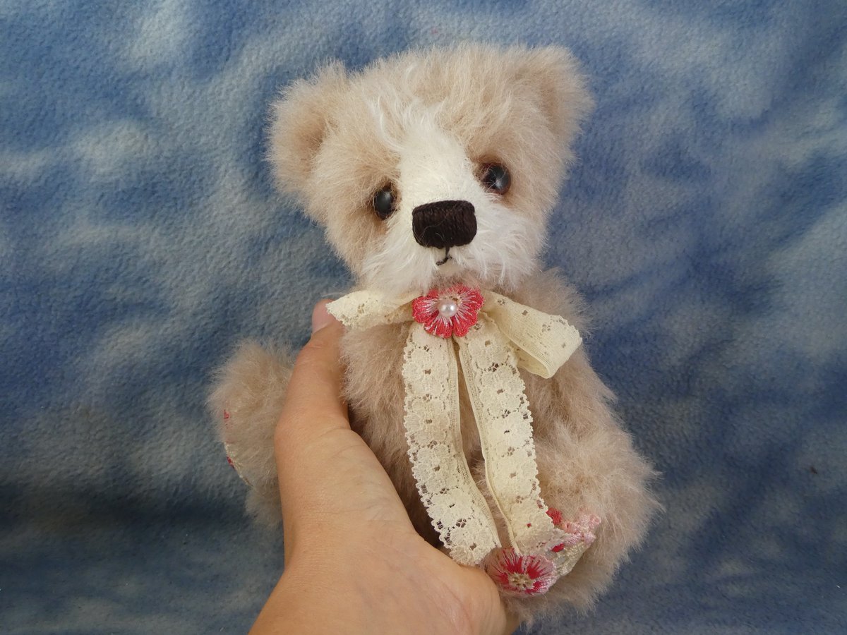 TheWordOfErynn's tweet photo. Some of this week's Bramber Bears creations hoping to find homes #BramberBears #OneofaKind Vintage inspired with bold embroidered detail contrasting soft natural colours 💗
https://t.co/q7u2hY75gZ https://t.co/eGw875DWEJ