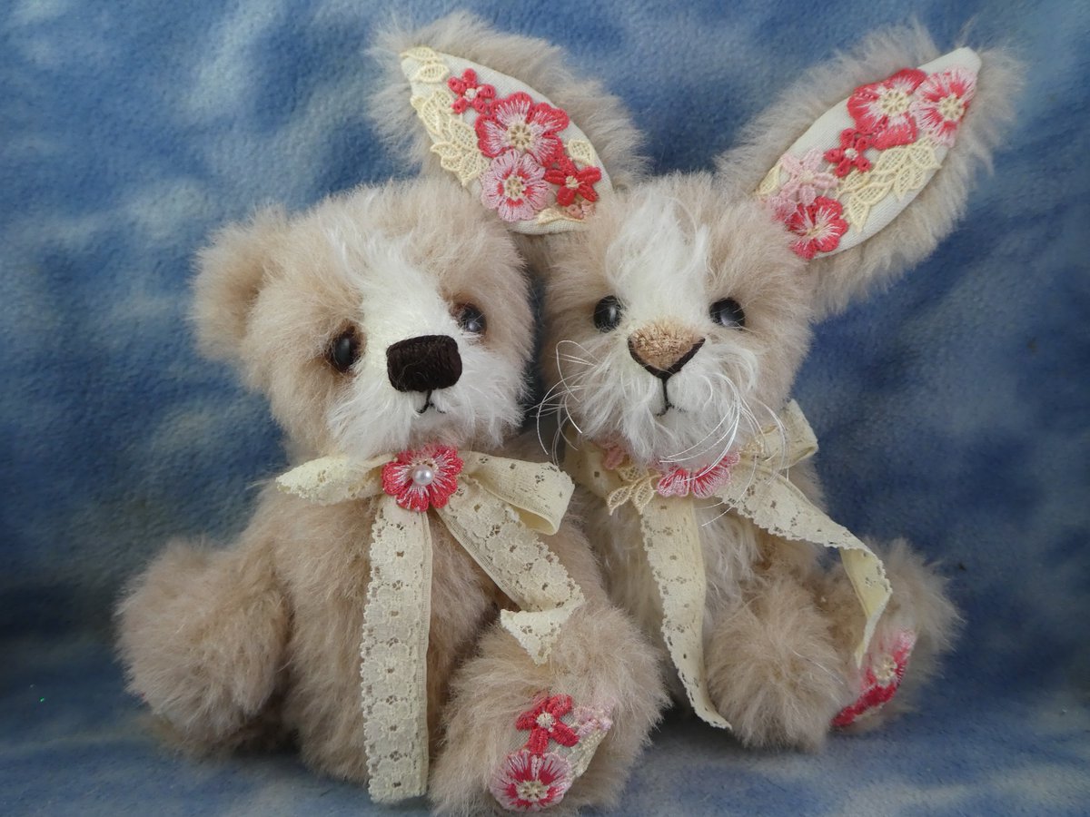TheWordOfErynn's tweet photo. Some of this week's Bramber Bears creations hoping to find homes #BramberBears #OneofaKind Vintage inspired with bold embroidered detail contrasting soft natural colours 💗
https://t.co/q7u2hY75gZ https://t.co/eGw875DWEJ