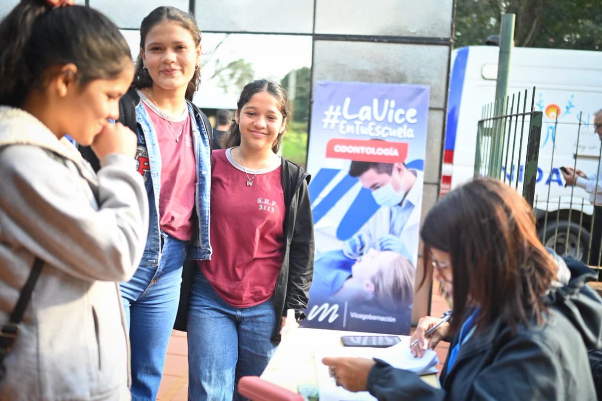 El operativo “La Vice en tu Escuela”, llegó a la EPET N.° 14 de Capioví.

Allí, compartí una jornada cargada de entusiasmo con los estudiantes y docentes, que día a día ponen lo mejor de sí para crecer y progresar.

Desde <a href="/vicegobmisiones/">Vicegobernación Misiones</a> seguimos acompañando con servicios de