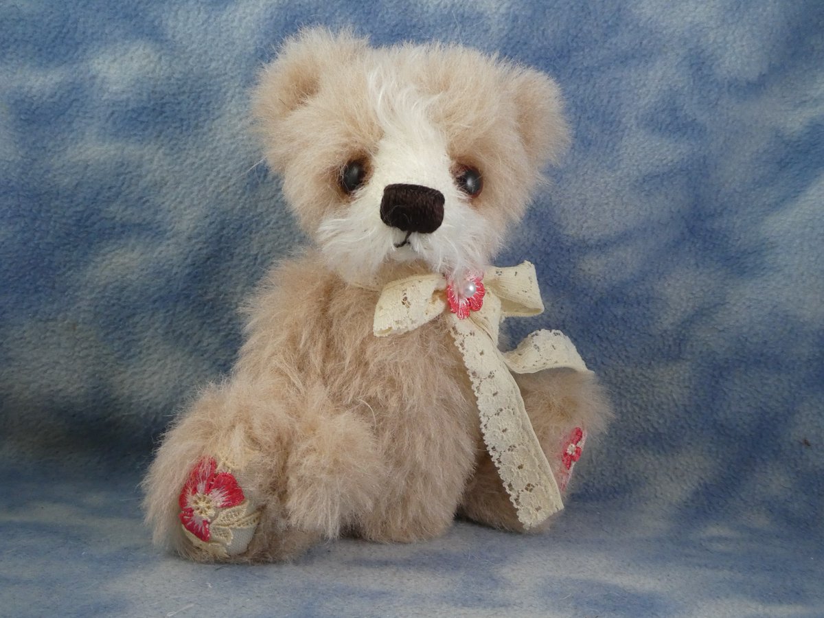TheWordOfErynn's tweet photo. Some of this week's Bramber Bears creations hoping to find homes #BramberBears #OneofaKind Vintage inspired with bold embroidered detail contrasting soft natural colours 💗
https://t.co/q7u2hY75gZ https://t.co/eGw875DWEJ