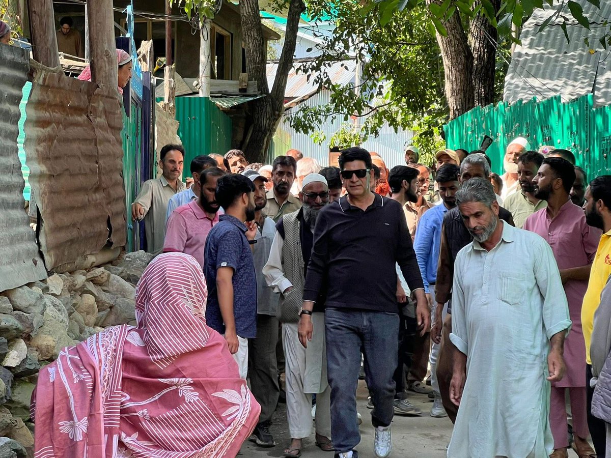 Hon’ble MLA Pahalgam Mr. Altaf Ahmad Wani (Kaloo) toured various areas of his constituency today.

He first held a Public Darbar at Town Hall Pahalgam, where he patiently listened to the grievances of the people and resolved several issues on the spot.

Later, he toured