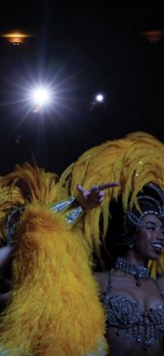swiftlyariel13's tweet image. Excuse the quality, but, WHATS SHE POINTING AT THOO #TSTheLifeofaShowgirl