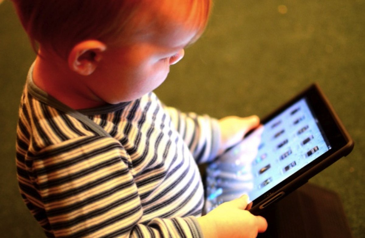 ¿ Hay problemas derivados del uso temprano de pantallas ? Durante los primeros años de vida el cerebro construye las redes de integración sensoriomotora y lo hace a través de la interacción con el entorno. ¿Afectan las pantallas a esa construcción?