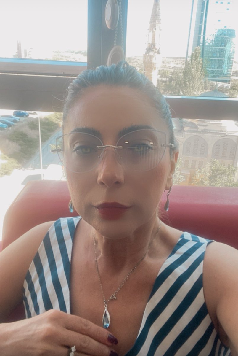 As bayrakları as as. 
Sonuç temiz ama biraz risk var.
Hormon tedavisi ile menapoza sokacaklar. 
Dengesi şaşmış rahmim, yokluktan miyoz bölünmeyle bişeyler üretip duruyormuş. “En iyisi susturalım, yine konuşursa alıp kenara koyarız. “
Dediler. 
“Peki “dedim
Çiçek kabul etmiyorum