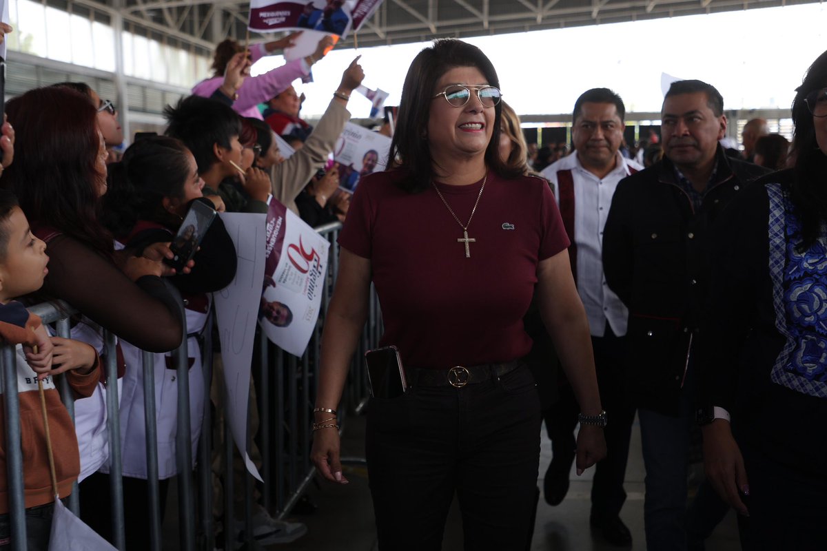 MarielaGtzEsc's tweet photo. Seguimos recorriendo el Estado de México, con la gira de 50 años en el camino de la izquierda de nuestro amigo, @higinio_mtz. 

Desde Chimalhuacán, reafirmamos nuestro compromiso de continuar con el proyecto de transformación y atender sus demandas.

¡Con el pueblo todo, sin el pueblo, nada!

#SenadoraDelPuebloMexiquense