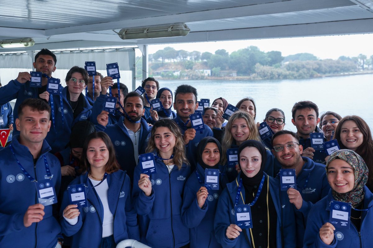 enes_efendioglu's tweet photo. Milli gururumuz TCG Anadolu özel bir program kapsamında alanlarında özel başarılar göstermiş 350 gencin katılımıyla zafer şehri Çanakkale’den İstanbul’a yola çıkıyor.

Gençlik ve Spor Bakanımız Sn Dr. Osman Aşkın Bak’ın @OA_BAK öncülüğünde gerçekleştirilen bu özel program kapsamında katılımcı gençler milli mücadele ruhunu Çanakkale’deki özel programda yaşadılar. Program kapsamında ÜNİDES projesi gerçekleştirmiş teknik bölümlerde okuyan gençlerimiz milli imkanlarla geliştirilen TCG Anadolu’yu yakından görme ve mühendislerinden dinleme imkanı bulacaklar.

Ülkemizin Milli Teknoloji Hamlesi’nin mimarları ve taşıyıcıları olacak gençlere ilham olacak dolu dolu bir program olmasını temenni ediyoruz. Sn Cumhurbaşkanımız @RTErdogan ın Mavi Vatan vizyonuna durmadan çalışacak bu kıymetli gençler ile yol arkadaşlığı yapmaktan gururluyuz.

#MaviVatanYolculuğu

@gencliksporbak @GSBgenclik