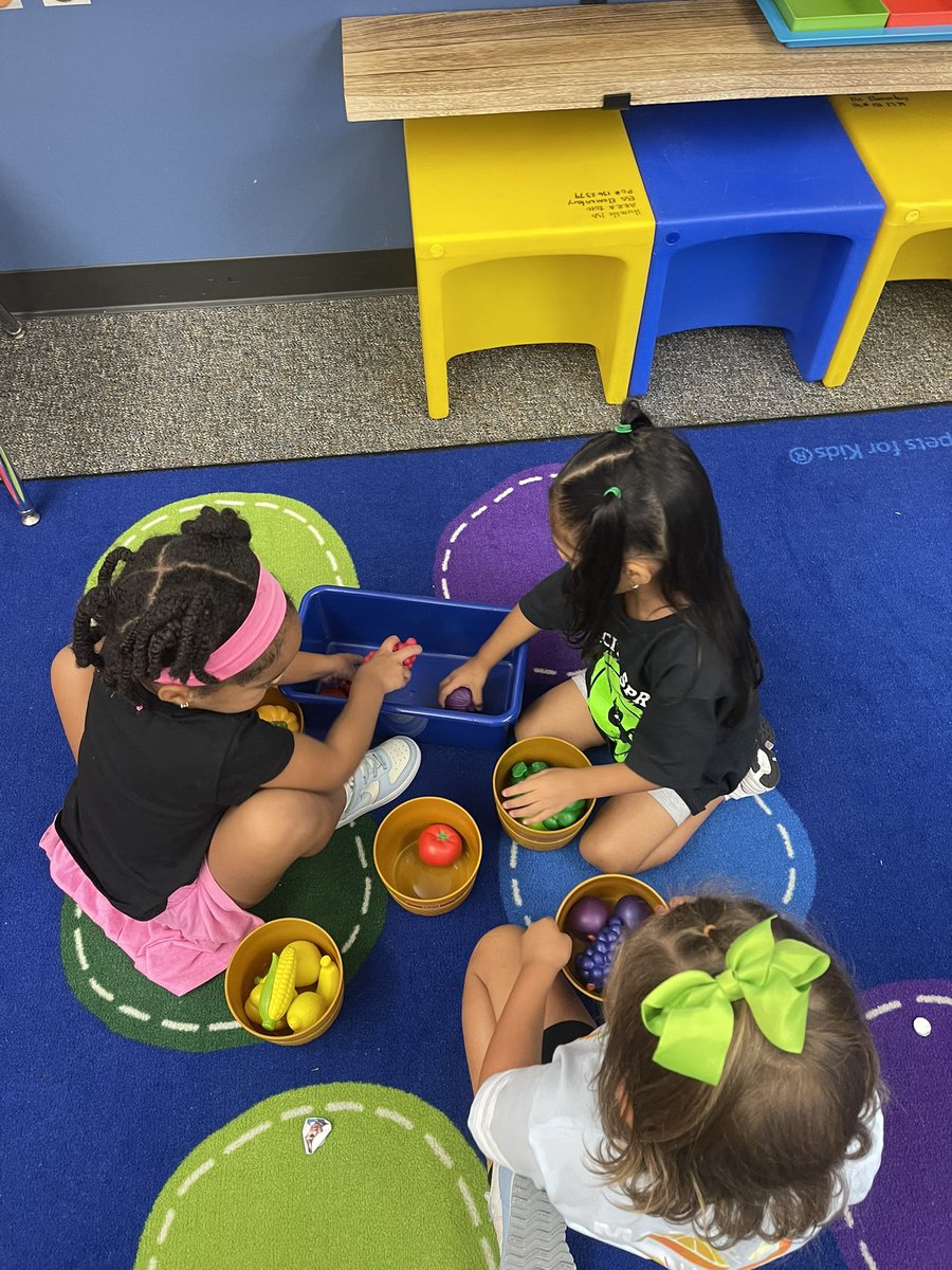 LEThomas_ECE's tweet image. Hands-on learning in Pre-K today with  @MrsAUrbina @HumbleISD_ASE 🎨🔢 Students practiced math with manipulatives, counting, color sorting, and even a Pete the Cat craft—verbalizing colors and quantities along the way. 💙📚  #HandsOnMath @HumbleISD_PREK