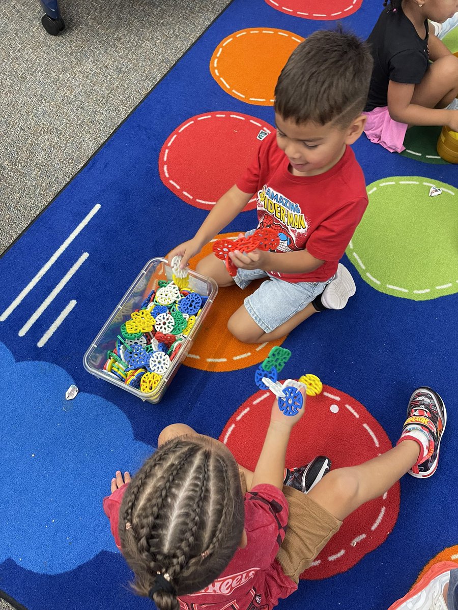 LEThomas_ECE's tweet image. Hands-on learning in Pre-K today with  @MrsAUrbina @HumbleISD_ASE 🎨🔢 Students practiced math with manipulatives, counting, color sorting, and even a Pete the Cat craft—verbalizing colors and quantities along the way. 💙📚  #HandsOnMath @HumbleISD_PREK