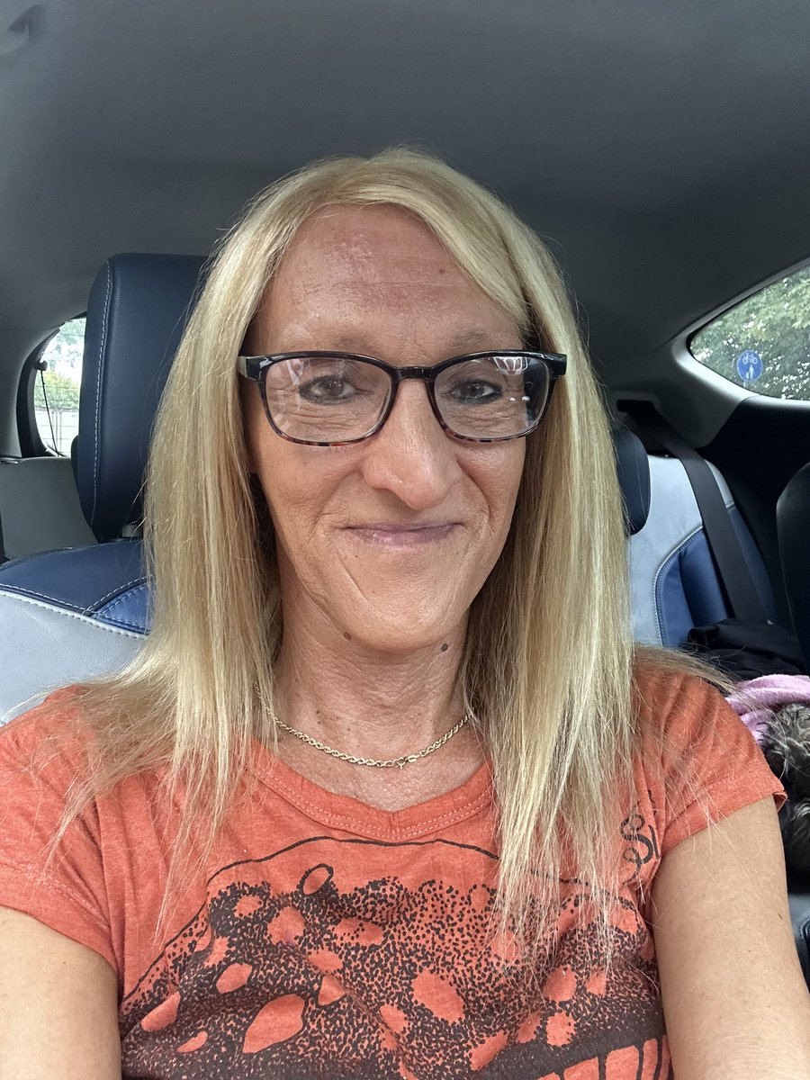 xXxrobynxX's tweet photo. On way to work, not sure if SHEIN parcel is there or not, new email saying delivered half hour ago so will pop in on way home from work, anyways quick selfie before I begin work ❤️❤️❤️❤️ https://t.co/7mFlpC4NOu