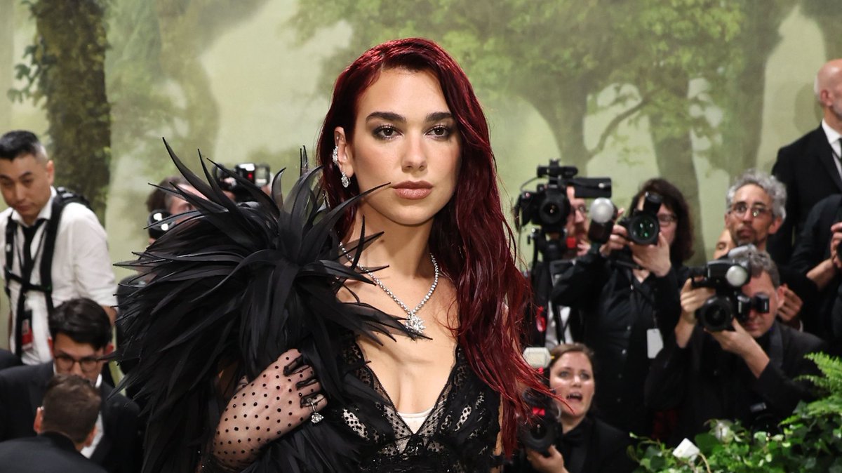 PopBase's tweet image. Happy 30th birthday to the iconic Dua Lipa.