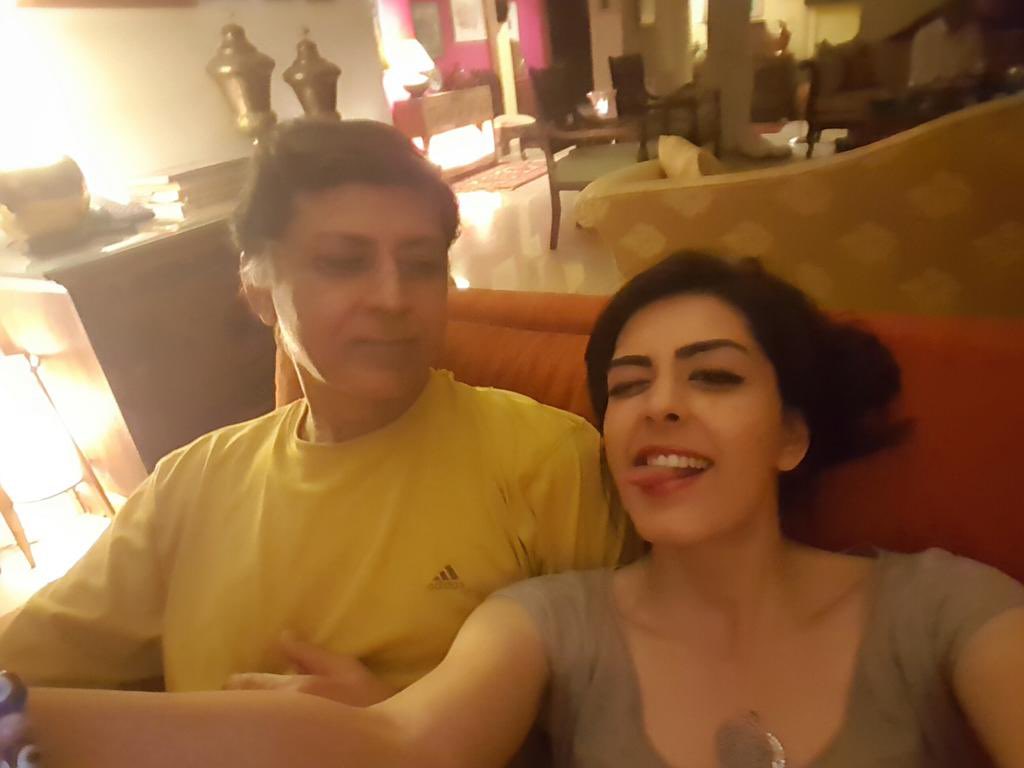اصلی تصویر یہ ہے۔ یہ میرے والد ہے جو اس ملک کے بہترین child specialist تھے۔ میرے والد نے بچوں کی صحت کے لیے اپنی زندگی وقف کی اور آپ کے والد کو دنیا میں “father of Taliban “ سے جانا جاتا ہے۔ 

اب ذرا ہمت کرکے عدالت میں اپنے جھوٹے الزام اور اِس جھوٹی تصویر کو ثابت کرنا۔ تصویر