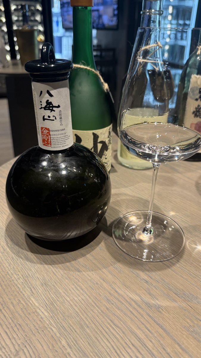 光栄菊のファーストビンテージは香りからも熟成感が少し出ていて、当時のお化粧していた姿から素顔になったような印象に

甘さと新しい麴室由来の木の香りが薄れて苦味が出てきているけど、熟成由来のまろやかさと甘みが出て当時とはまた違った感じでこれはこれで良き！