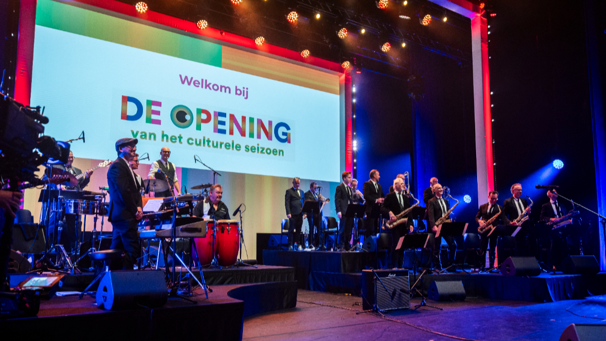🎭 Theater, muziek, dans &amp; meer: DE OPENING komt naar Apeldoorn! 
📅 29-31 aug — gratis festival voor de start van het culturele seizoen. 
💡 Tip: kijk CultuurCrush: DE OPENING op 30 aug, 22.00u, NPO 3. 
👉 bit.ly/4mpNJ5V 

#DEOPENING #Apeldoorn #Cultuur