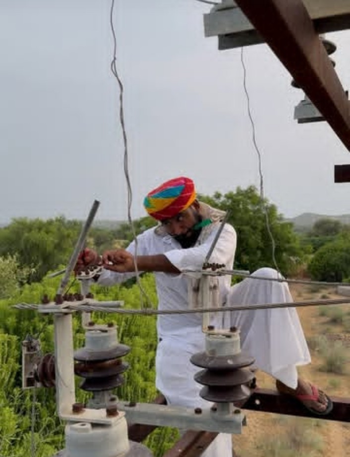 DEEPAK BISHNOI AAPЁЯкЩ (@deepsbishnoi_) on Twitter photo рд▓реЛрдЧ рдХрд┐рд╕реА рдХреА рддрд░рдХреНрдХреА рд╕реЗ рдХрд┐рддрдирд╛ рдЬрд▓рддреЗ рд╣реИрдВ рдпрд╣ рдЖрдк рдЗрд╕ рдШрдЯрдирд╛ рд╕реЗ рд╕реАрдЦ рд╕рдХрддреЗ рд╣реИрдВ.....
рдмрд╛рдмреВ рддрд╕реНрдХрд░ рдирд╛рдо рдХреЗ рдХреЙрдореЗрдбрд┐рдпрди рдиреЗ рдмрд┐рдЬрд▓реА рд╡рд┐рднрд╛рдЧ рдХреЗ рдмрд┐рдЬрд▓реА рдЯреНрд░рд╛рдВрд╕рдлрд╛рд░реНрдорд░ рдХрд╛ рдЙрдкрдпреЛрдЧ рд╡рд┐рджреНрдпреБрдд рд╕рдкреНрд▓рд╛рдИ рдХреЛ рд░реБрдХрд╡рд╛рдХрд░ рд╡реАрдбрд┐рдпреЛ рдмрдирд╛рдиреЗ рдХреЗ рд▓рд┐рдП рдХрд┐рдпрд╛ред
рдЗрдирд╕реЗ рдЬрд▓рдиреЗ рд╡рд╛рд▓реЛрдВ рдиреЗ рдЗрд╕рдХреА рд╢рд┐рдХрд╛рдпрдд рдХрд░ рджреА рдФрд░ рдЗрди рдкрд░ рдореБрдХрджрдорд╛ рджрд░реНрдЬ рдХрд░ рджрд┐рдпрд╛ред
рдЗрд╕рдХреЗ рд▓рд┐рдП рд▓реЛрдЧ рдХрд┐рд╕реА рдХреА рддрд░рдХреНрдХреА рд╕реЗ рдХрд┐рддрдирд╛ рдЬрд▓рддреЗ рд╣реИрдВ рдпрд╣ рдЖрдк рдЗрд╕ рдШрдЯрдирд╛ рд╕реЗ рд╕реАрдЦ рд╕рдХрддреЗ рд╣реИрдВ.....
рдмрд╛рдмреВ рддрд╕реНрдХрд░ рдирд╛рдо рдХреЗ рдХреЙрдореЗрдбрд┐рдпрди рдиреЗ рдмрд┐рдЬрд▓реА рд╡рд┐рднрд╛рдЧ рдХреЗ рдмрд┐рдЬрд▓реА рдЯреНрд░рд╛рдВрд╕рдлрд╛рд░реНрдорд░ рдХрд╛ рдЙрдкрдпреЛрдЧ рд╡рд┐рджреНрдпреБрдд рд╕рдкреНрд▓рд╛рдИ рдХреЛ рд░реБрдХрд╡рд╛рдХрд░ рд╡реАрдбрд┐рдпреЛ рдмрдирд╛рдиреЗ рдХреЗ рд▓рд┐рдП рдХрд┐рдпрд╛ред
рдЗрдирд╕реЗ рдЬрд▓рдиреЗ рд╡рд╛рд▓реЛрдВ рдиреЗ рдЗрд╕рдХреА рд╢рд┐рдХрд╛рдпрдд рдХрд░ рджреА рдФрд░ рдЗрди рдкрд░ рдореБрдХрджрдорд╛ рджрд░реНрдЬ рдХрд░ рджрд┐рдпрд╛ред
рдЗрд╕рдХреЗ рд▓рд┐рдП