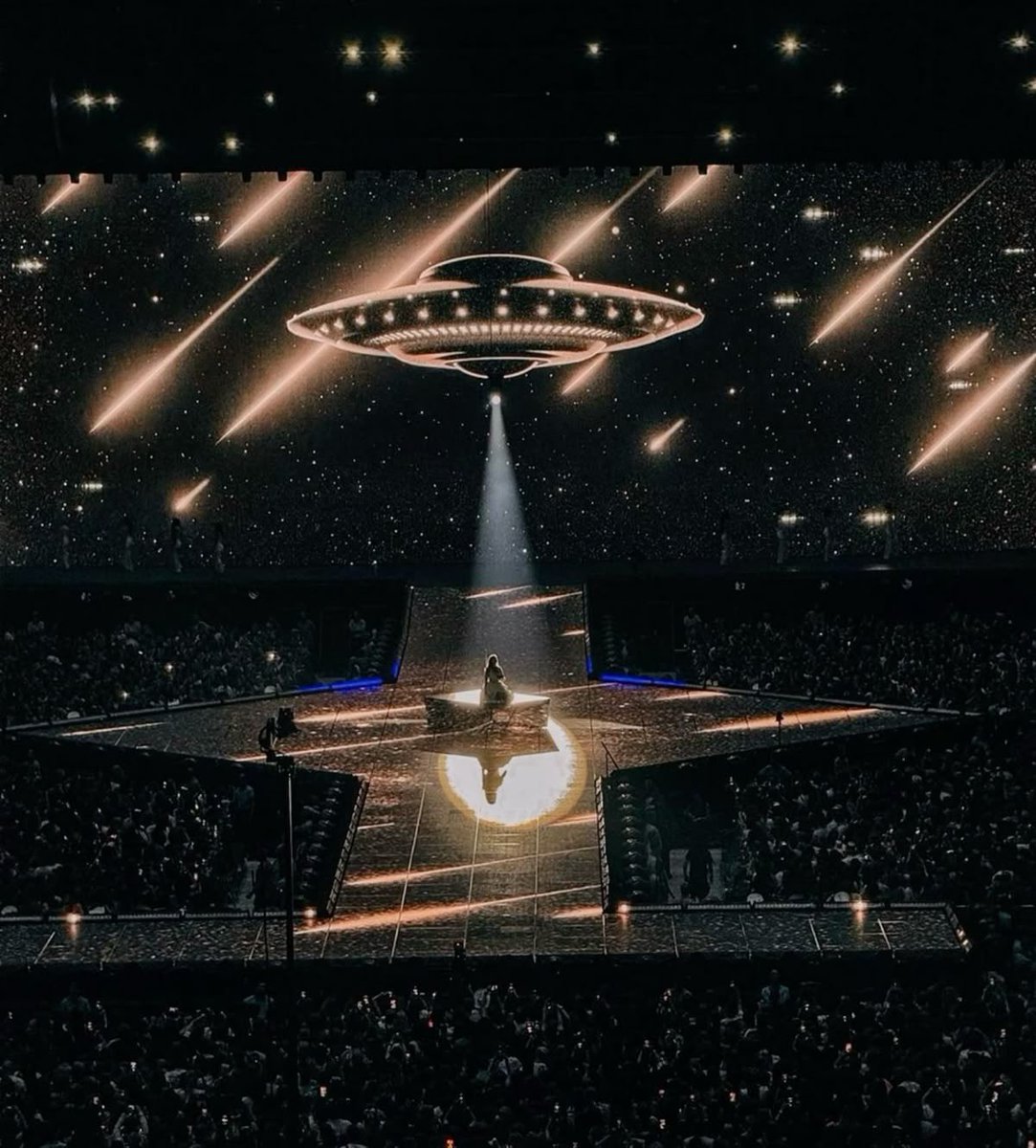 kitgrudge's tweet photo. The eras tour visuals will genuinely never be topped https://t.co/8J1Z3Iv3U0