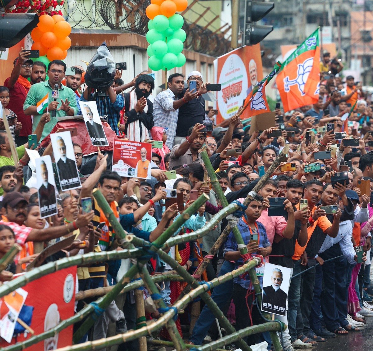 দুচোখে তাঁকে একবার শুধু দেখার সাধ! রাস্তার দুপাশে তাই মানুষের ঢল! তাঁকে ঘিরে বাংলার মানুষের এত উন্মাদনা দেখে, আবেগ ধরে রাখতে পারেননি প্রধানমন্ত্রী <a href="/narendramodi/">Narendra Modi</a>  জী।এদিন তাই তিনি বললেন, "  কলকাতার মানুষের কাছে আমি কৃতজ্ঞ, তাঁদের ভালোবাসার জন্য। বৃষ্টি উপেক্ষা করে তাঁরা আমাকে