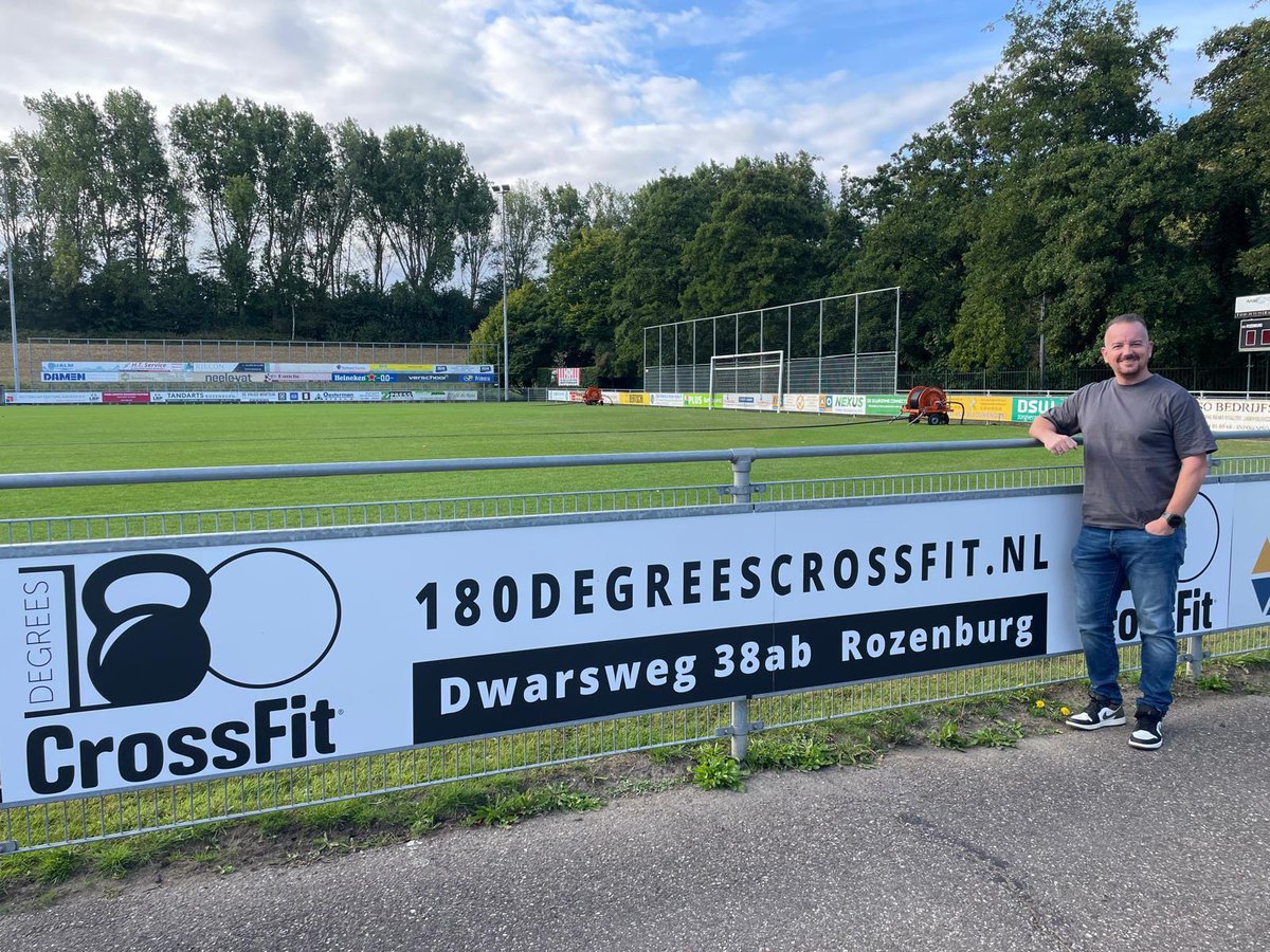 𝗡𝗶𝗲𝘂𝘄𝗲 𝗯𝗼𝗿𝗱𝘀𝗽𝗼𝗻𝘀𝗼𝗿 𝟭𝟴𝟬𝗱𝗲𝗴𝗿𝗲𝗲𝘀𝗰𝗿𝗼𝘀𝘀𝗳𝗶𝘁

Ook oud jeugdspeler Victor Luque de Boer draagt VV Rozenburg een warm hart toe. Met ingang van seizoen 2025/2026 prijkt zijn reclamebord langs ons hoofdveld.