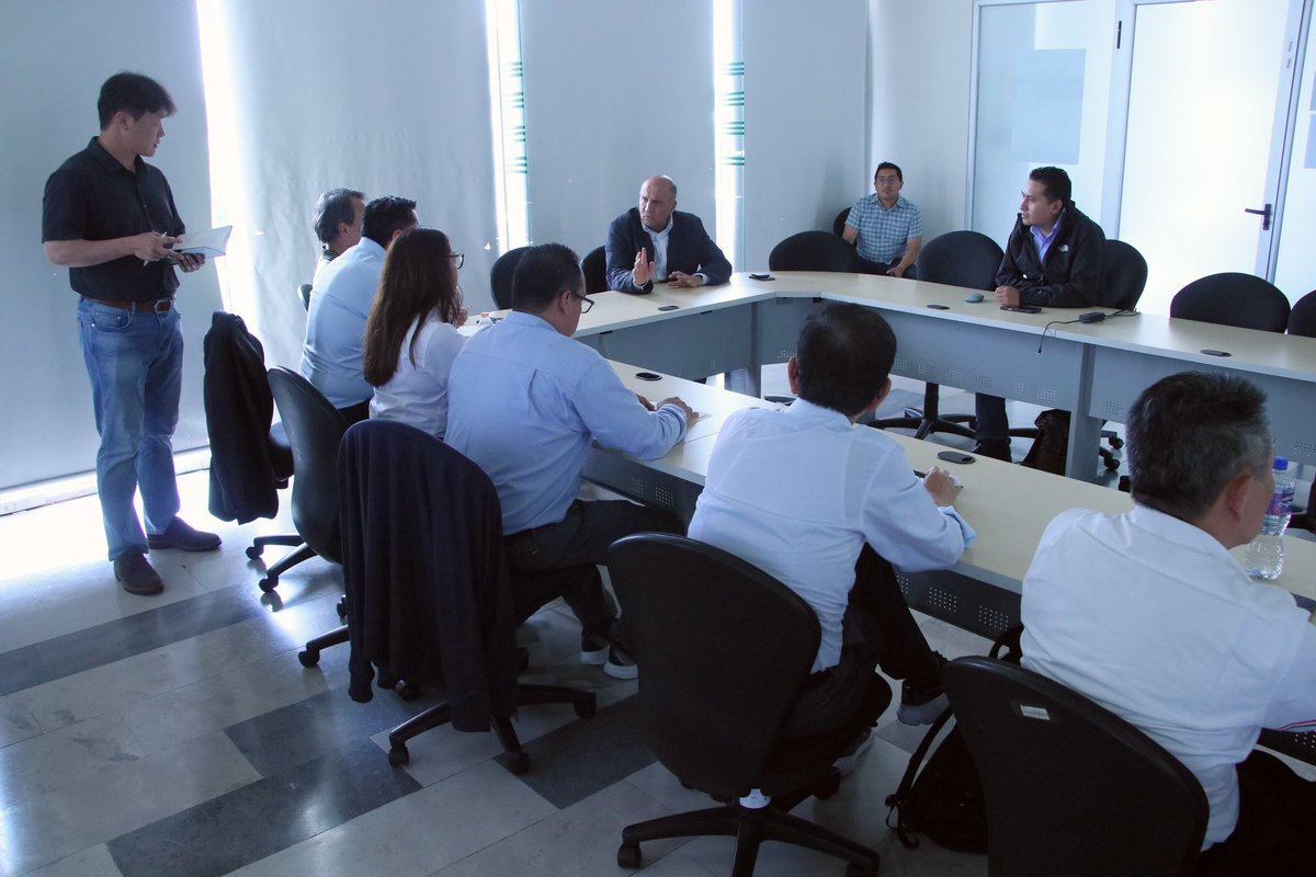 SedetraGobPue's tweet photo. Nuestro titular @VictorGabCh se reunió con Delta Group / TB&C para analizar un proyecto que fortalecerá el ecosistema automotriz y de electromovilidad en Puebla. La propuesta incluye atracción de inversión extranjera, empleos especializados y acuerdos con visión de futuro. ⚡

En el @Gob_Puebla impulsamos proyectos estratégicos que colocan a Puebla a la vanguardia. Apostamos por acuerdos que acerquen tecnología de punta, generen más oportunidades y fortalezcan la vinculación con nuestras universidades. #PensarEnGrande