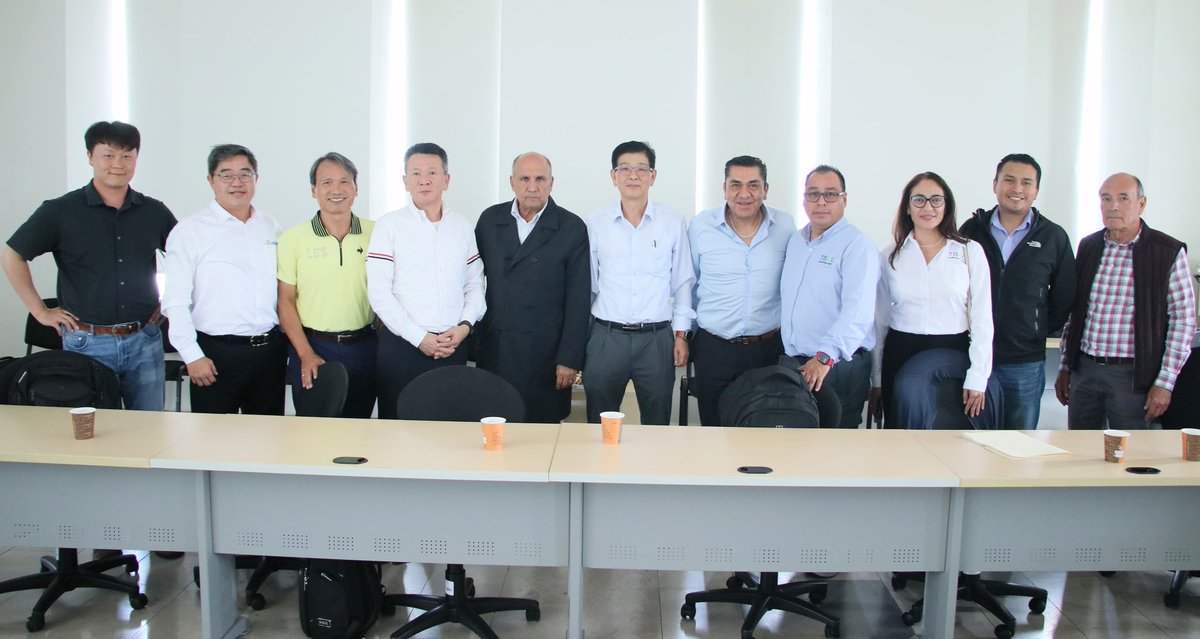 SedetraGobPue's tweet photo. Nuestro titular @VictorGabCh se reunió con Delta Group / TB&C para analizar un proyecto que fortalecerá el ecosistema automotriz y de electromovilidad en Puebla. La propuesta incluye atracción de inversión extranjera, empleos especializados y acuerdos con visión de futuro. ⚡

En el @Gob_Puebla impulsamos proyectos estratégicos que colocan a Puebla a la vanguardia. Apostamos por acuerdos que acerquen tecnología de punta, generen más oportunidades y fortalezcan la vinculación con nuestras universidades. #PensarEnGrande