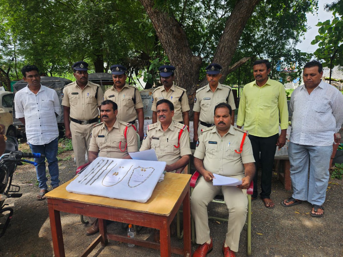 బాపట్ల జిల్లా 
వరుస దొంగతనాలకు పాల్పడుతున్న అంతర్రాష్ట్ర దొంగను అరెస్ట్ చేసిన బల్లికురవ పోలీసులు
ముద్దాయి నుండి 13 లక్షల విలువ గల బంగారు, వెండి వస్తువుల, ద్విచక్ర వాహనాలు స్వాధీనం
పోలీస్ అధికారులు సిబ్బందిని అభినందించిన జిల్లా ఎస్పీ తుషార్ డూడి ఐపీఎస్
<a href="/APPOLICE100/">Andhra Pradesh Police</a>