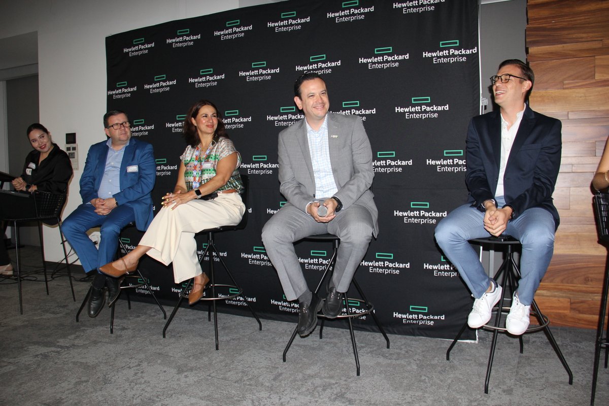 CanietiGDL's tweet image. 🎙️ En #TechAndTalk, líderes de HP, HPE, KIRE y CANIETI hablaron del presente y futuro del trabajo.
Coincidieron en que el cambio laboral y personal van de la mano, y que el talento joven, las habilidades blandas y la colaboración universidad-empresa son clave.

#CANIETI