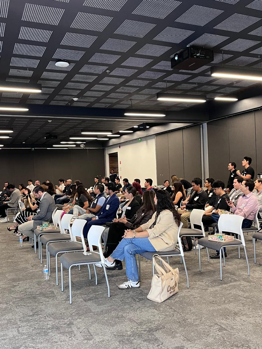 CanietiGDL's tweet image. 🎙️ En #TechAndTalk, líderes de HP, HPE, KIRE y CANIETI hablaron del presente y futuro del trabajo.
Coincidieron en que el cambio laboral y personal van de la mano, y que el talento joven, las habilidades blandas y la colaboración universidad-empresa son clave.

#CANIETI