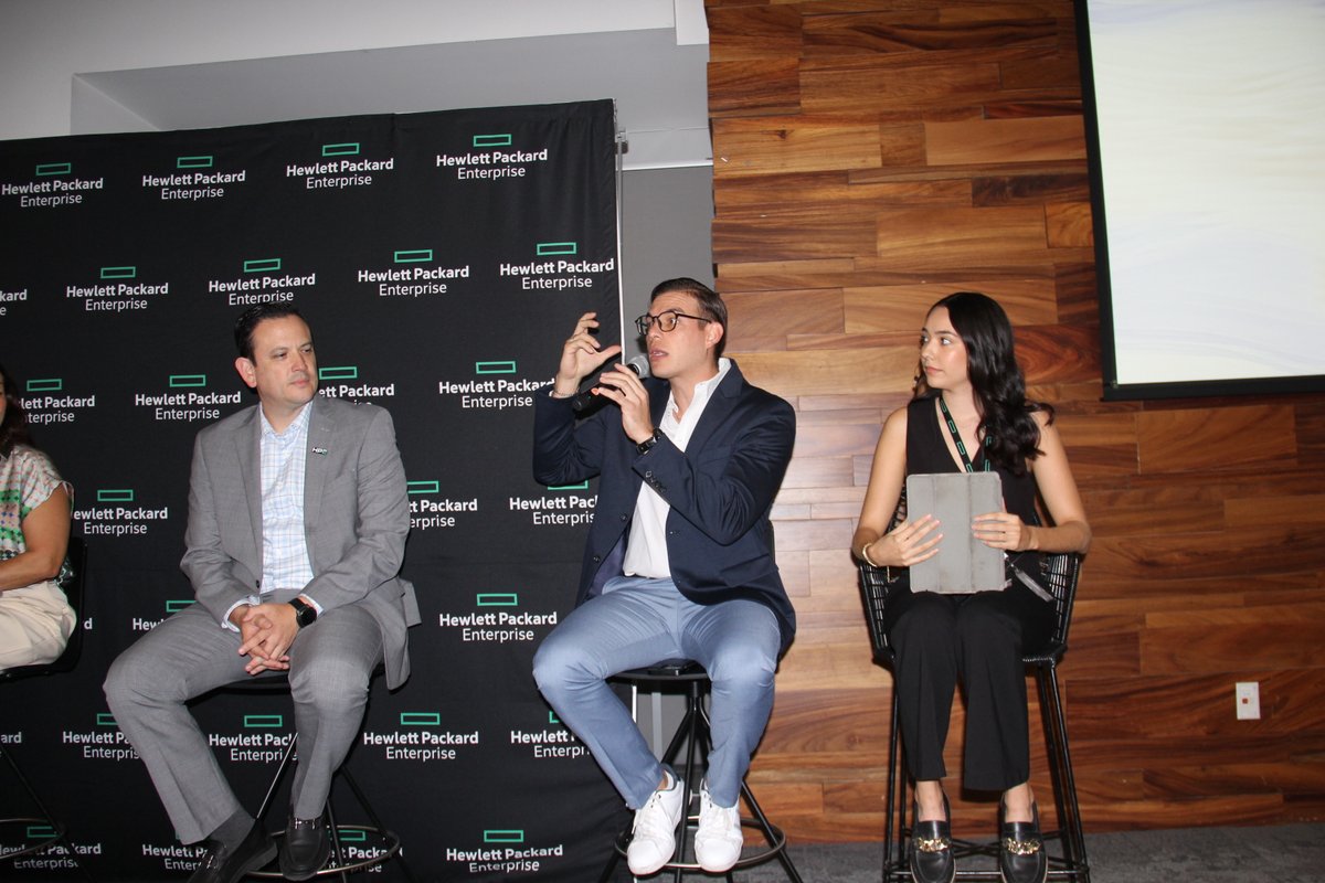 CanietiGDL's tweet image. 🎙️ En #TechAndTalk, líderes de HP, HPE, KIRE y CANIETI hablaron del presente y futuro del trabajo.
Coincidieron en que el cambio laboral y personal van de la mano, y que el talento joven, las habilidades blandas y la colaboración universidad-empresa son clave.

#CANIETI