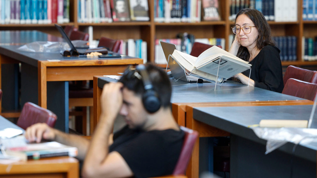 ECO_PT's tweet image. Governo garante continuação de projetos do Plano Nacional de Leitura e Rede de Bibliotecas... eco.sapo.pt/2025/08/22/gov…