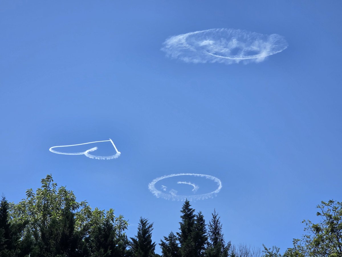 Flyers2601's tweet photo. This is non-sports related, but here is some fun skywriting over the trees in my backyard. #skywriting https://t.co/kC0wkBvmug