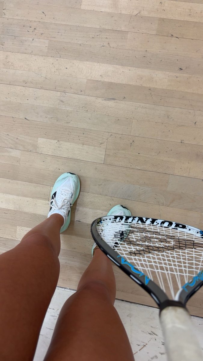 marniewornit's tweet photo. What if I hit you with my racket?😘 

#gymgirl #sweaty #gymrat #feetworshi̇p #hotfeet https://t.co/wTLuYXsUnX