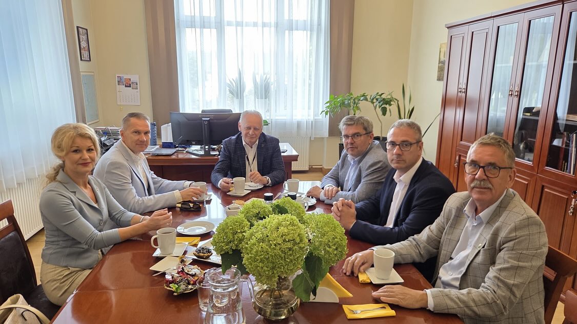ZbigniewGajews7's tweet photo. Dzisiaj #Rawicz, konferencja i spotkanie w gronie samorządowym w sprawie budowy 100 mieszkań komunalnych. To ogromne środki inwestycyjne z rządowego programu mieszkaniowego, ponad 41 mln zł., które trafiają do Rawicza 🇵🇱🇪🇺
#GminaRawicz #Wielkopolska #KarolinaPawliczak https://t.co/R1rdQiFeHG