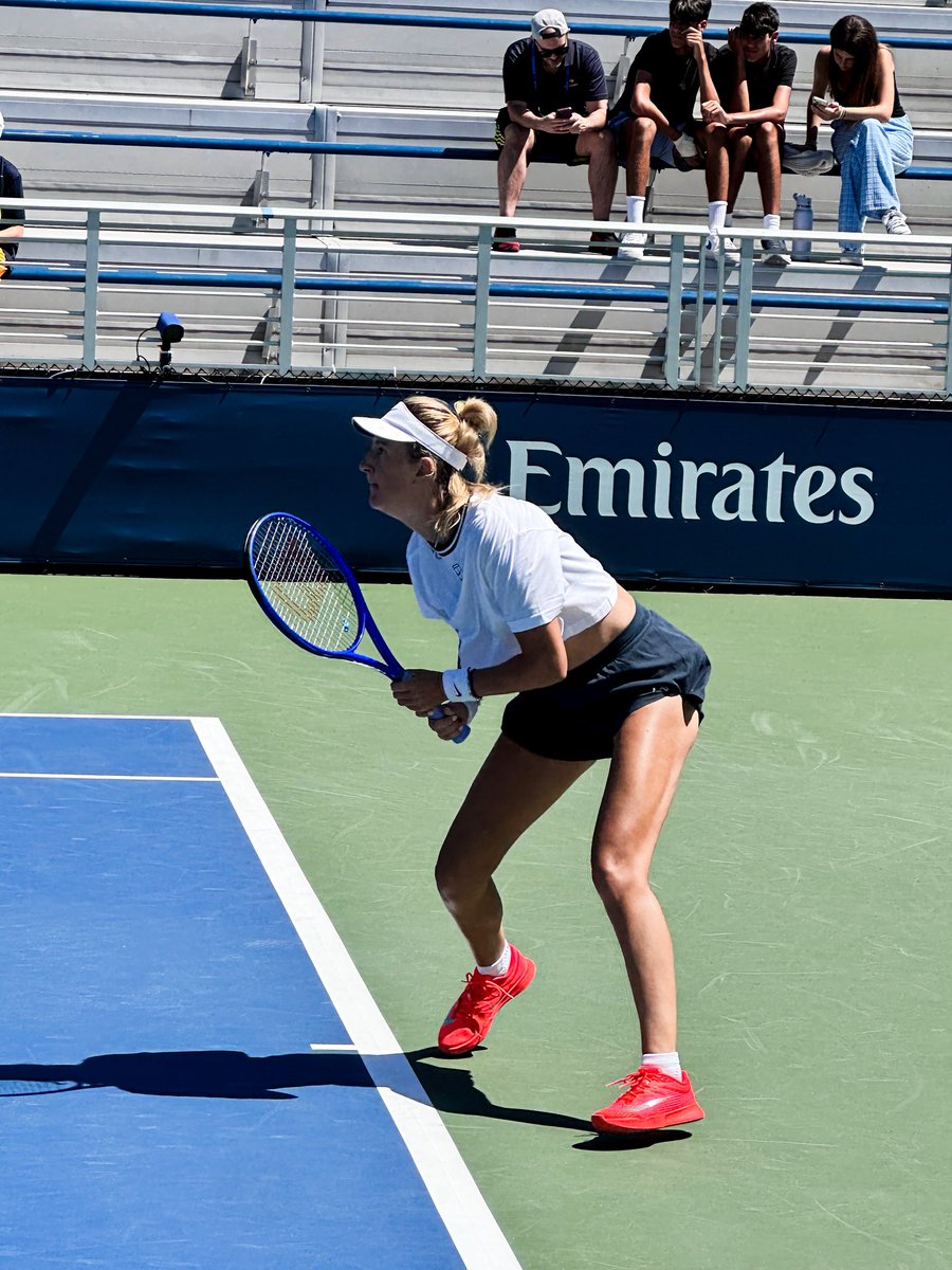 _canchacentral's tweet photo. 📸 Victoria Azarenka, entrenando en el Court 7 con McCartney Kessler.

Vika hará su debut en el US Open ante una qualifier. https://t.co/p6s43PmHH9