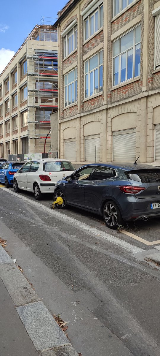 Riverains Messageries (@rivmessageries) on Twitter photo Voici 14 mois que cette auto a été déposée par <a href="/prefpolice/">Préfecture de Police</a> sur ce passage piéton vers le 78 rue du Charolais Paris 12. D'autres véhicules proches deviennent des squats. <a href="/prefpolice/">Préfecture de Police</a> <a href="/Mairie12Paris/">Mairie du 12e</a> vous moquez vous de nous ? Un arrondissement à hauteur d'enfant ! 👏🤢 Voici 14 mois que cette auto a été déposée par <a href="/prefpolice/">Préfecture de Police</a> sur ce passage piéton vers le 78 rue du Charolais Paris 12. D'autres véhicules proches deviennent des squats. <a href="/prefpolice/">Préfecture de Police</a> <a href="/Mairie12Paris/">Mairie du 12e</a> vous moquez vous de nous ? Un arrondissement à hauteur d'enfant ! 👏🤢