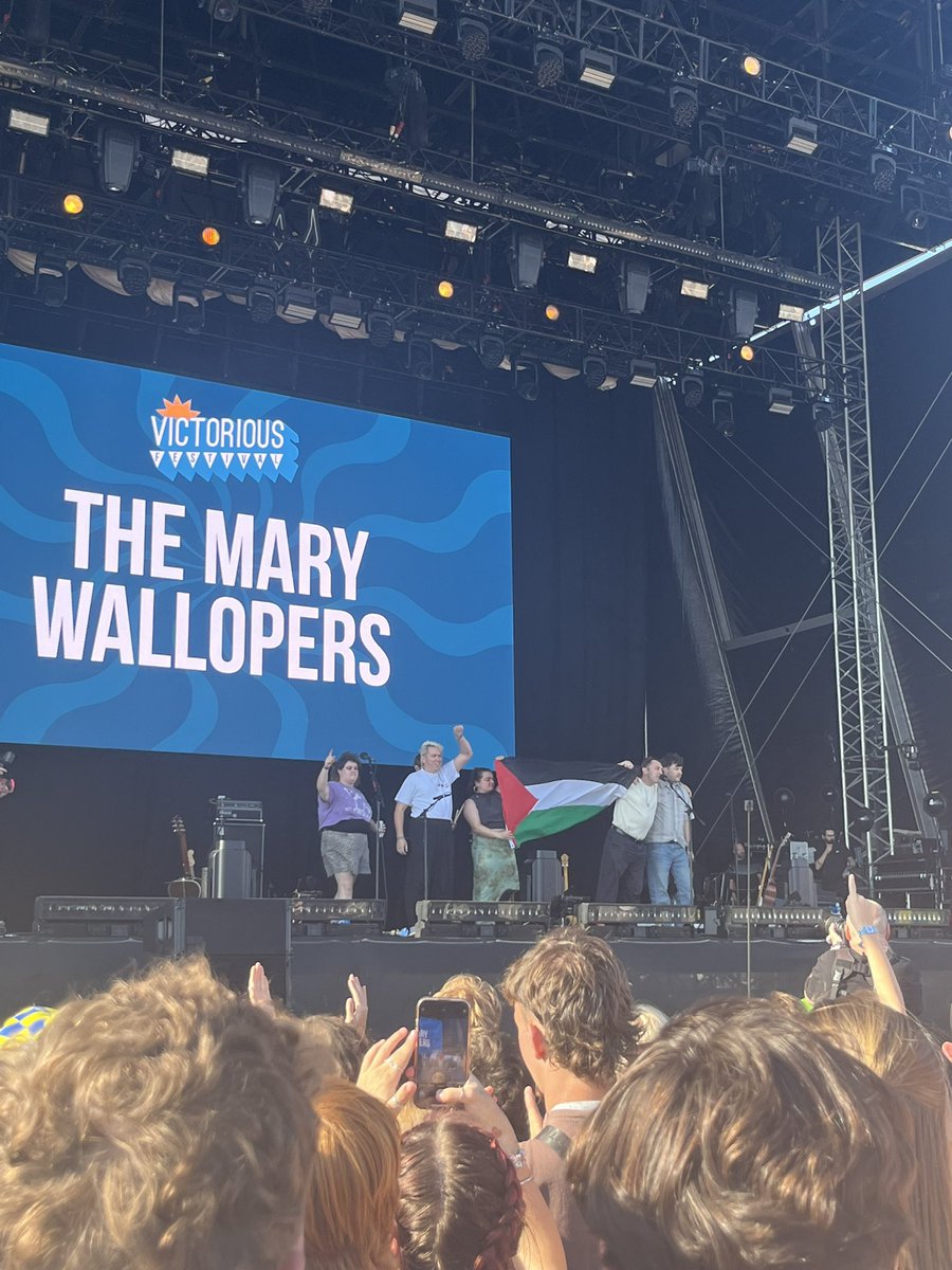 KNEECAP (@kneecapceol) on Twitter photo Our good pals The Mary Wallopers have just been pulled off stage and the PA shut down at <a href="/VictoriousFest/">Victorious Festival</a> in Portsmouth for taking out a ๐ต๐ธ flag and saying Free Palestine.
Speak up against genocide in England and you're treated like a criminal.
Up the Mary Wallopers ๐๐ค๐งก Our good pals The Mary Wallopers have just been pulled off stage and the PA shut down at <a href="/VictoriousFest/">Victorious Festival</a> in Portsmouth for taking out a ๐ต๐ธ flag and saying Free Palestine.
Speak up against genocide in England and you're treated like a criminal.
Up the Mary Wallopers ๐๐ค๐งก