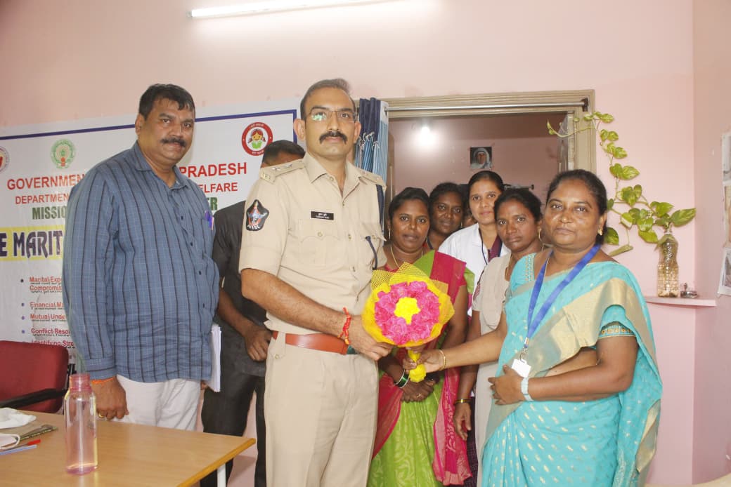 బాపట్ల పట్టణంలోని సఖి వన్ స్టాప్ సెంటర్ ను సందర్శించిన జిల్లా ఎస్పీ తుషార్ డూడి ఐపీఎస్.
బాధితులకు మెరుగైన సేవలను అందించేందుకు తీసుకోవలసిన చర్యల గురించి సిబ్బందికి దిశా నిర్దేశం చేసిన జిల్లా ఎస్పీ
<a href="/APPOLICE100/">Andhra Pradesh Police</a>