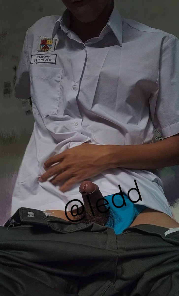 Jl1Zo9's tweet photo. 校服屌照😈有穿着校服尻尻的video想看？可以pm我进群看嘿嘿很色的🐍🤫 https://t.co/obqISuwtMd