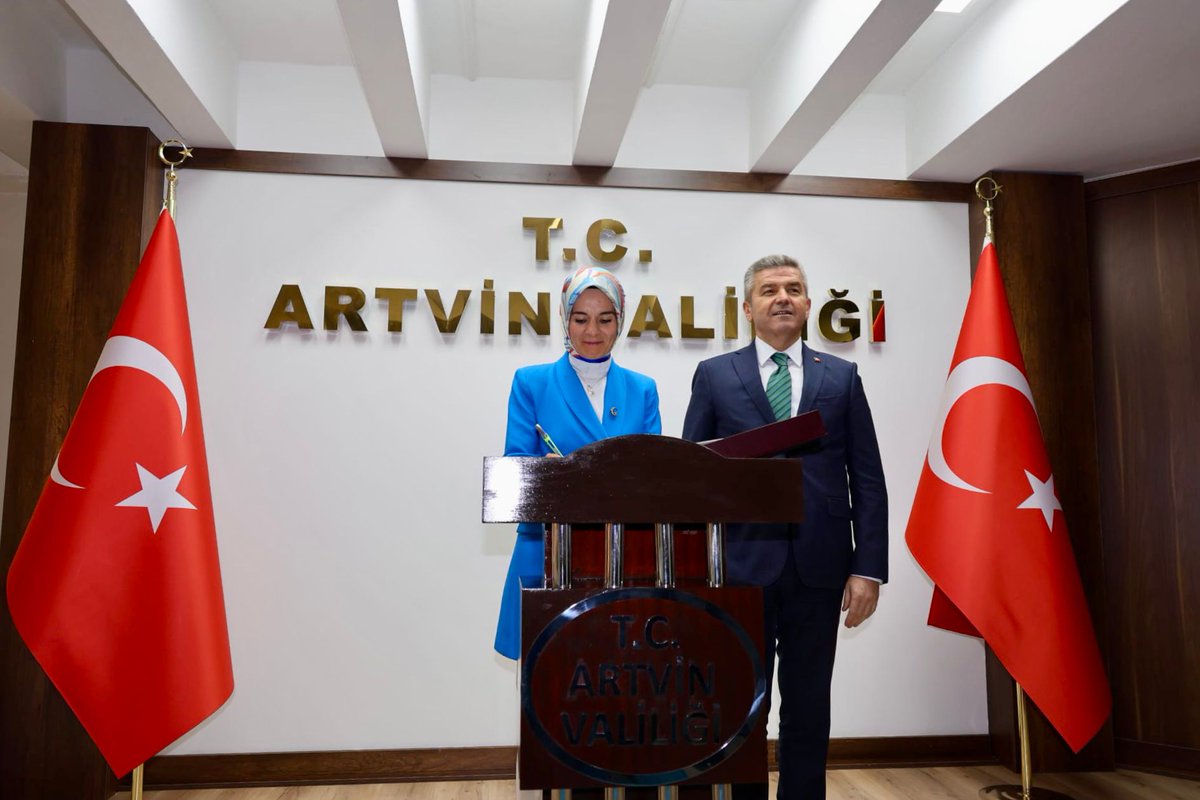 📍 Artvin Valiliği

Bir dizi ziyaret ve incelemelerde bulunmak üzere ilimize teşrif eden Aile ve Sosyal Hizmetler Bakanımız Sayın Mahinur Özdemir Göktaş, Valiliğimizi ziyaret ederek Valimiz Sayın Dr. Turan Ergün ile bir araya geldi.

Valiliğe gelişinde, Valimiz Ergün ve il